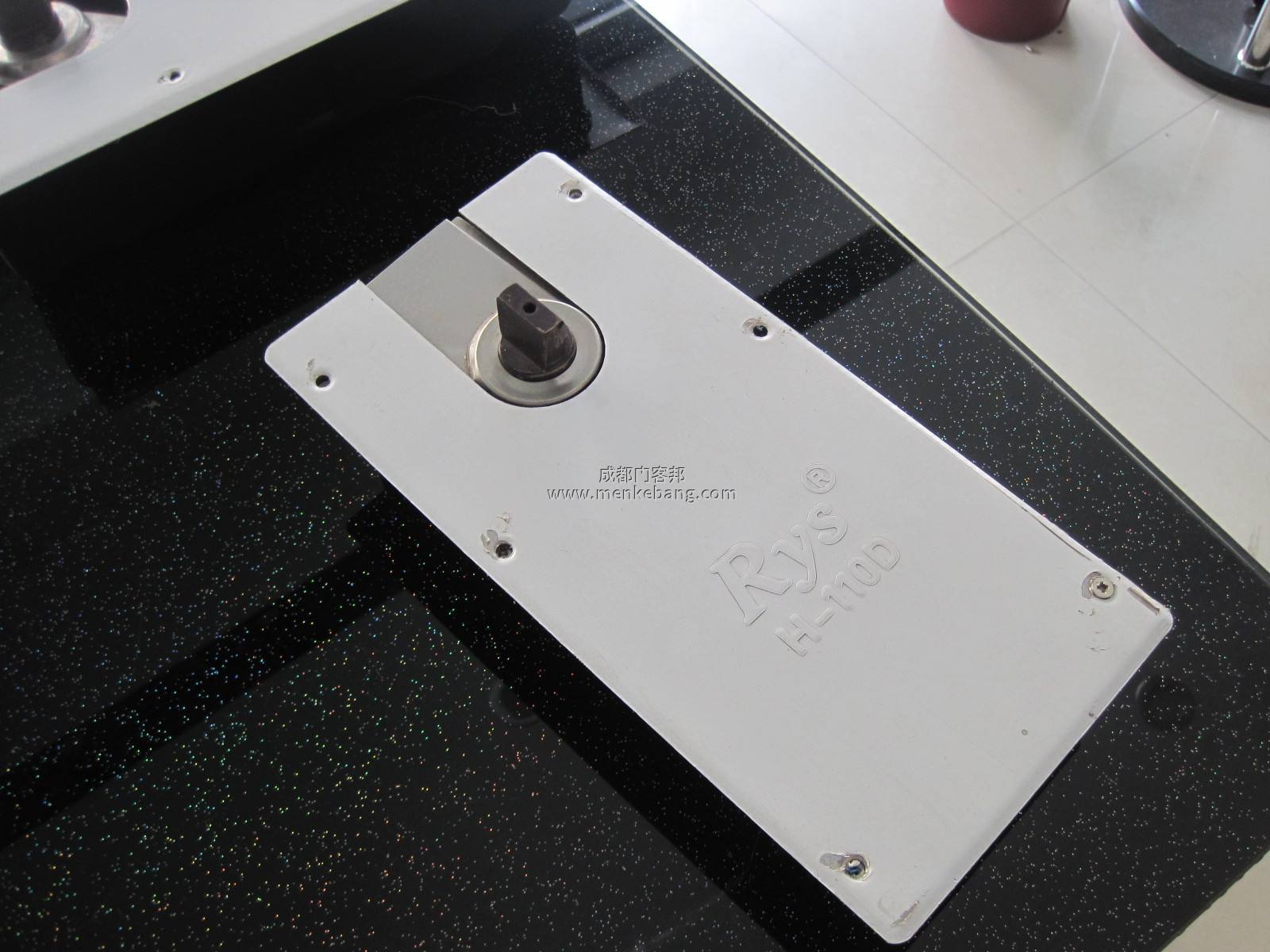 玻璃門地彈簧太松怎么調(diào),地彈簧玻璃門怎么調(diào)松緊 玻璃門地彈簧太松怎么調(diào),地彈簧玻璃門怎么調(diào)松緊