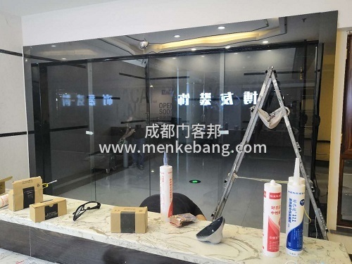 成都寫字樓自動感應(yīng)門案例,裝修公司感應(yīng)門案例,辦公室無框玻璃感應(yīng)門案例2